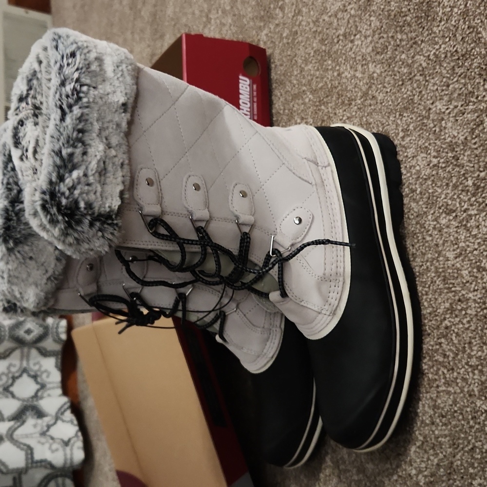 Nwt Khombu womens grey snow boots size 10m